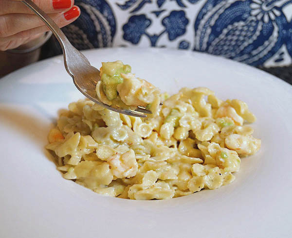 Lacitos de pasta con aguacate y langostinos